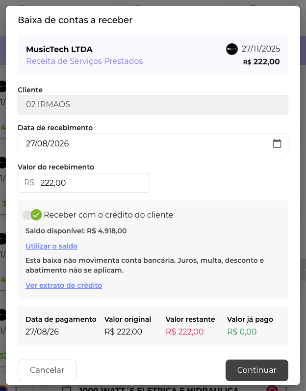 Na baixa da conta a receber, ligue "Receber com o crédito do cliente": o saldo aparece na hora e os campos de banco saem de cena, porque esse recebimento não passa por conta corrente.